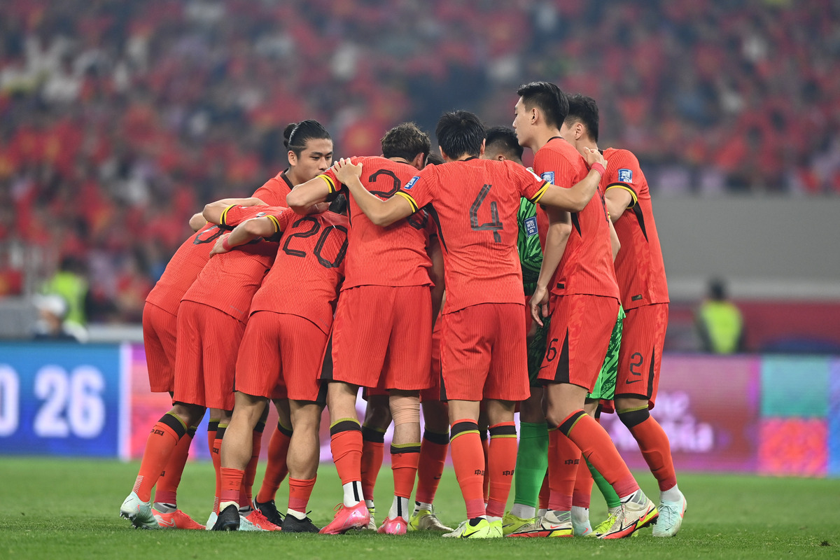 国内职业足球联赛精彩比赛连连，观赏性突出